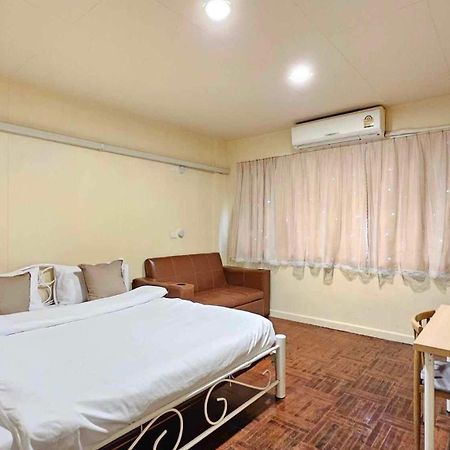 W District Guesthouse Bangkok Exterior photo